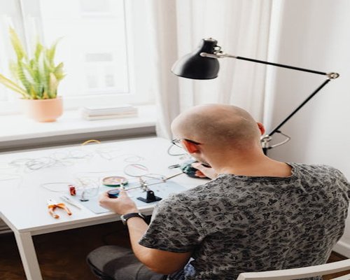 โต๊ะทำงานที่จัดเป็นระเบียบ มีต้นไม้เล็กๆ