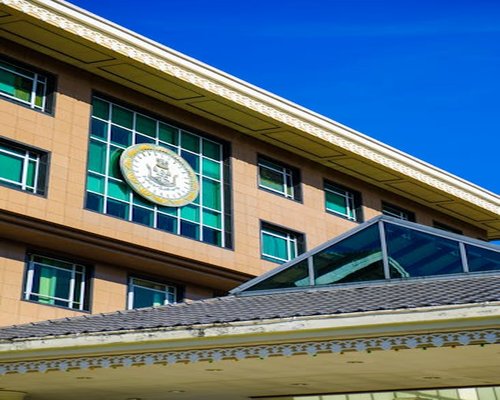 การนั่งพักผ่อนอ่านหนังสือที่บ้านอย่างเงียบสงบ